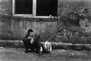 Man op straat bij de Iraanse markt, Jerevan, Armenië, 1996